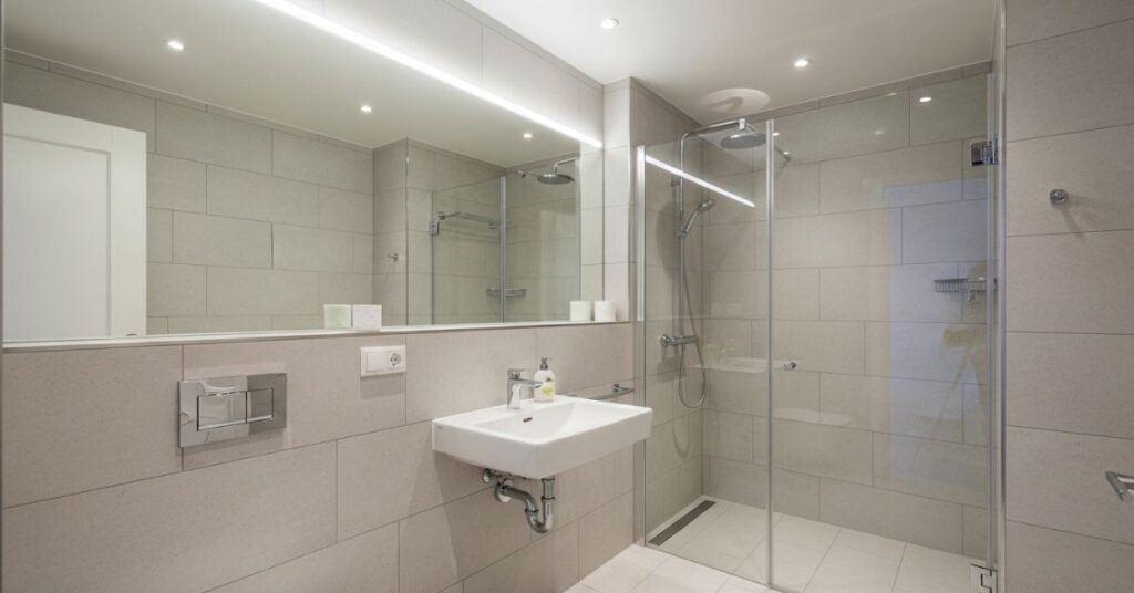 Small Bathroom Tile Ideas to Create a Spacious Look